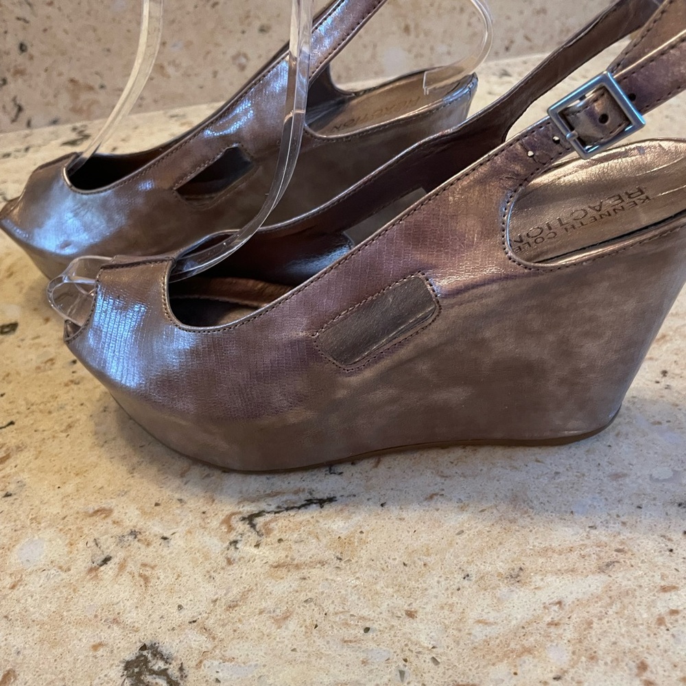 Kenneth Cole Does It Again With This Marbling Tau… - image 3